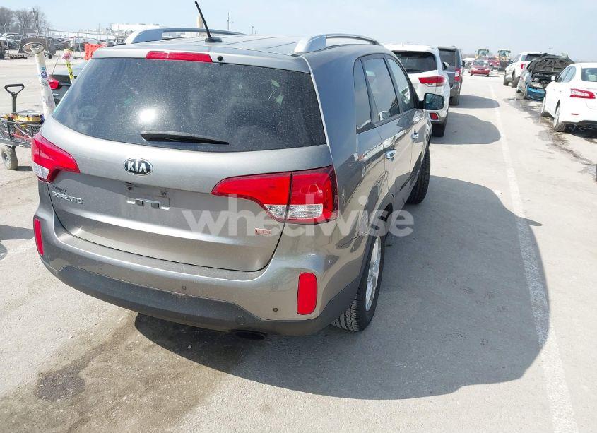 Photo 4 of 2015 Kia Sorento LX (VIN 5XYKTCA6XFG559899)