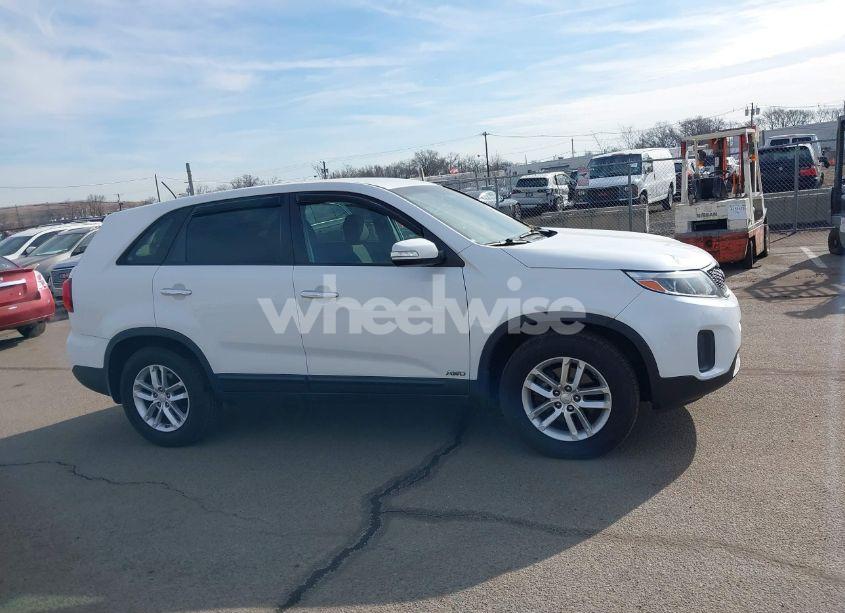 Photo 13 of 2015 Kia Sorento LX (VIN 5XYKTCA6XFG582678)