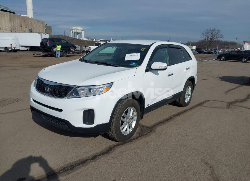 Photo 2 of 2015 Kia Sorento LX (VIN 5XYKTCA6XFG582678)