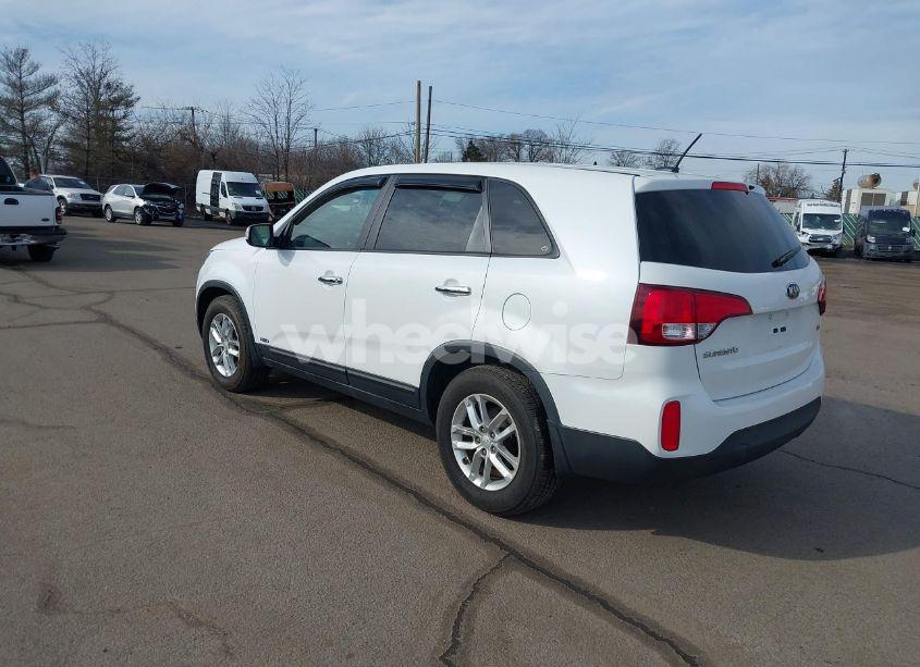 Photo 3 of 2015 Kia Sorento LX (VIN 5XYKTCA6XFG582678)
