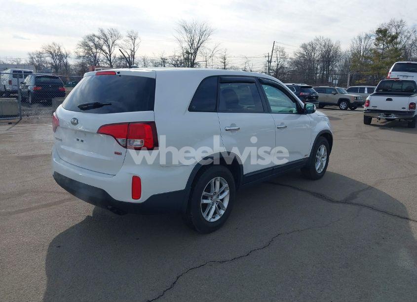Photo 4 of 2015 Kia Sorento LX (VIN 5XYKTCA6XFG582678)