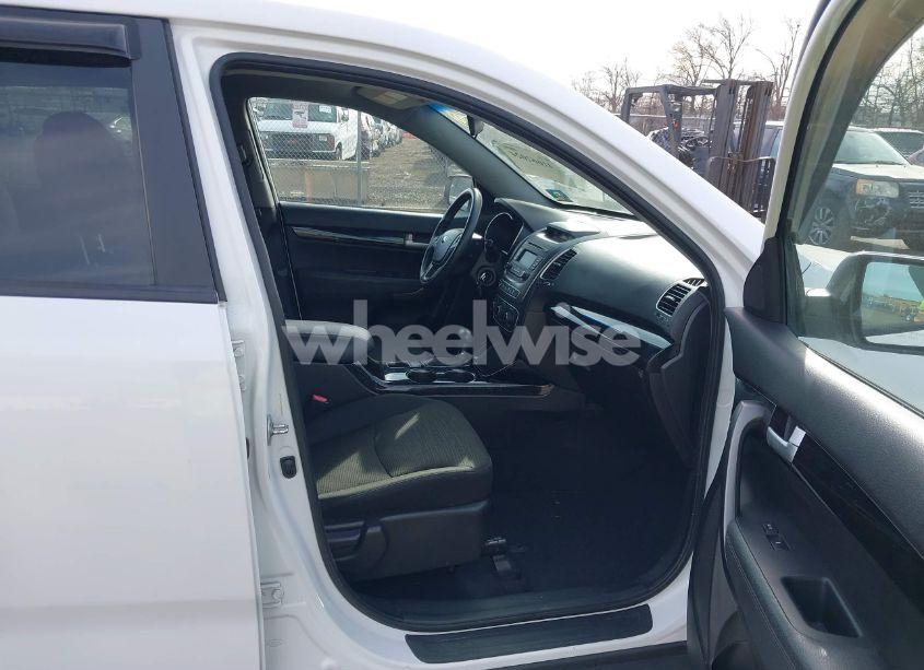 Photo 5 of 2015 Kia Sorento LX (VIN 5XYKTCA6XFG582678)