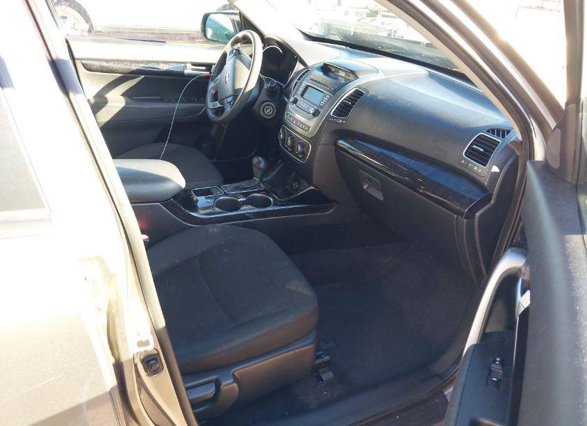 Photo 5 of 2015 Kia Sorento LX (VIN 5XYKTCA6XFG643186)