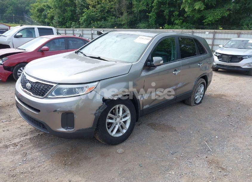 Photo 2 of 2015 Kia Sorento LX (VIN 5XYKTCA6XFG650154)