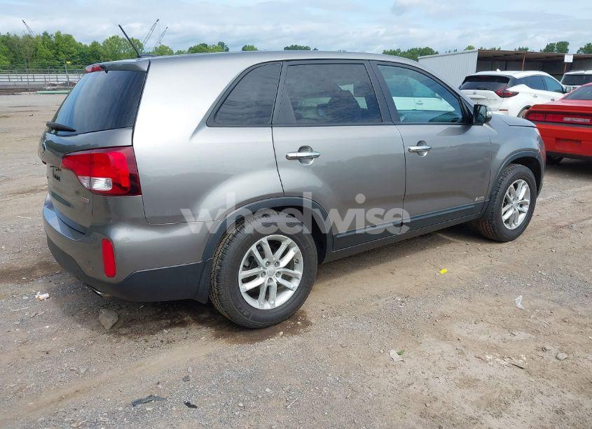 Photo 4 of 2015 Kia Sorento LX (VIN 5XYKTCA6XFG650154)