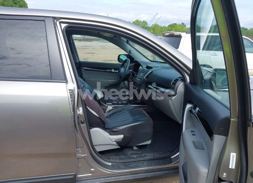 Photo 5 of 2015 Kia Sorento LX (VIN 5XYKTCA6XFG650154)