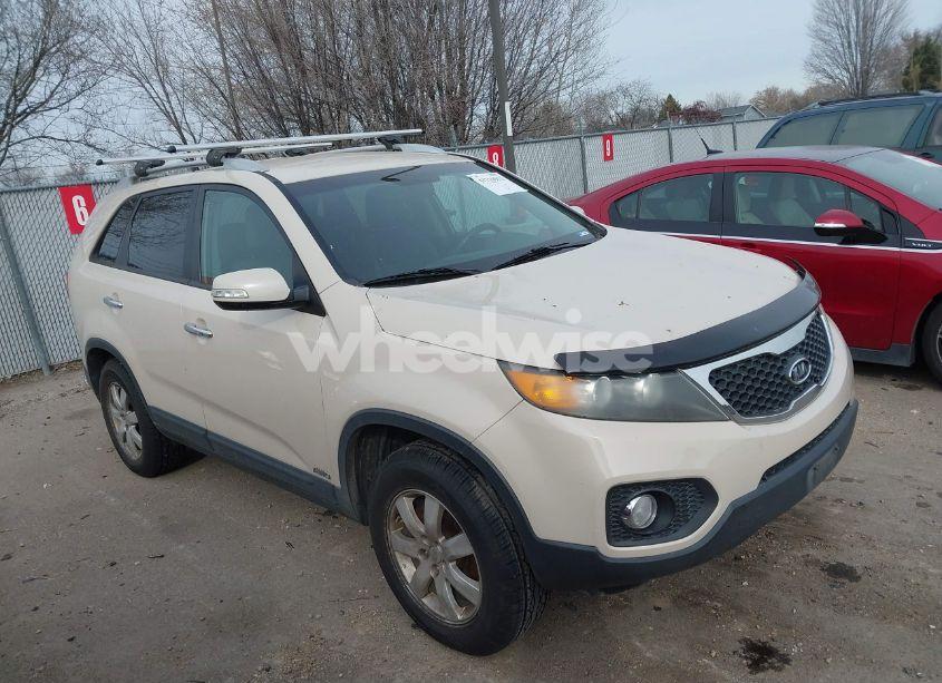 2011 Kia Sorento LX (VIN 5XYKTDA11BG120868) main photo
