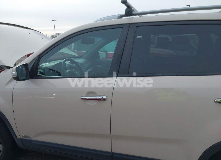 Photo 6 of 2011 Kia Sorento LX (VIN 5XYKTDA11BG120868)