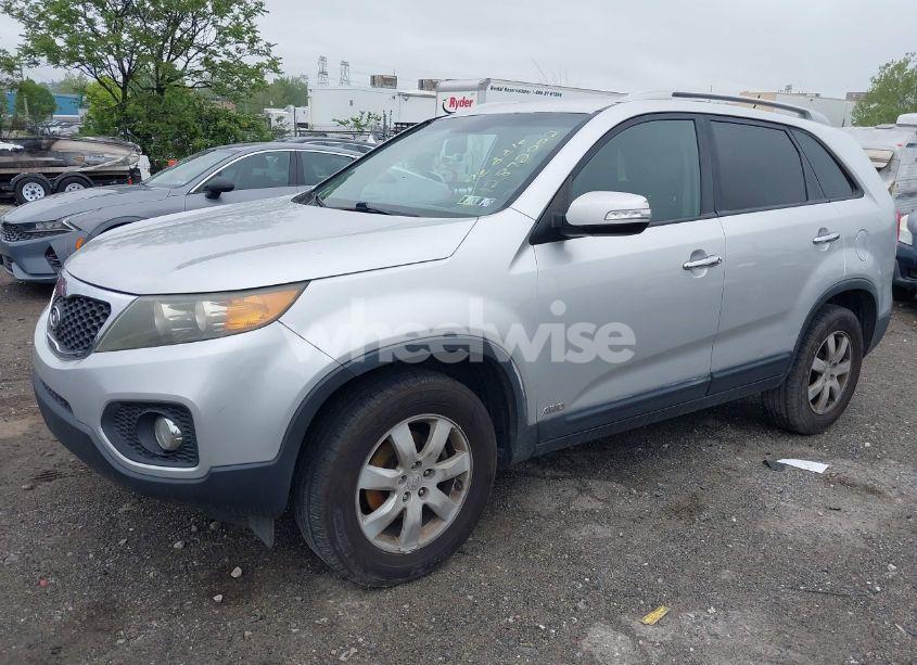 Photo 2 of 2011 Kia Sorento LX (VIN 5XYKTDA12BG059031)