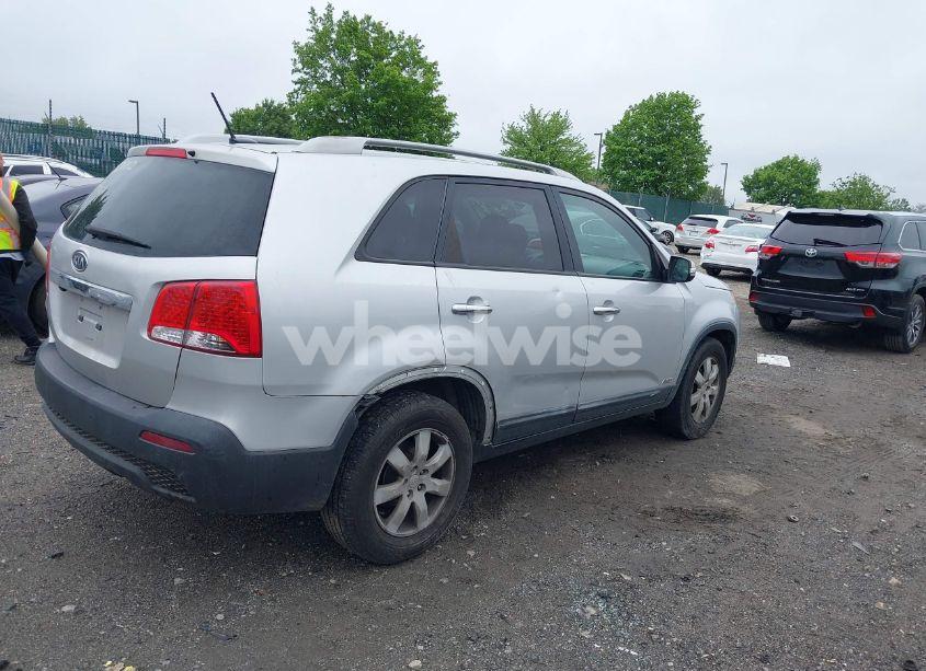 Photo 4 of 2011 Kia Sorento LX (VIN 5XYKTDA12BG059031)
