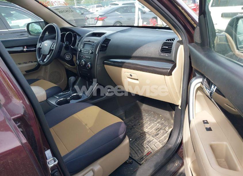 Photo 5 of 2011 Kia Sorento LX (VIN 5XYKTDA12BG144158)