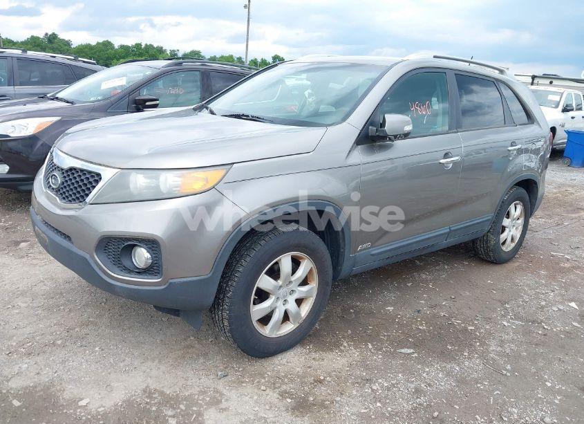 Photo 2 of 2011 Kia Sorento LX (VIN 5XYKTDA13BG015331)