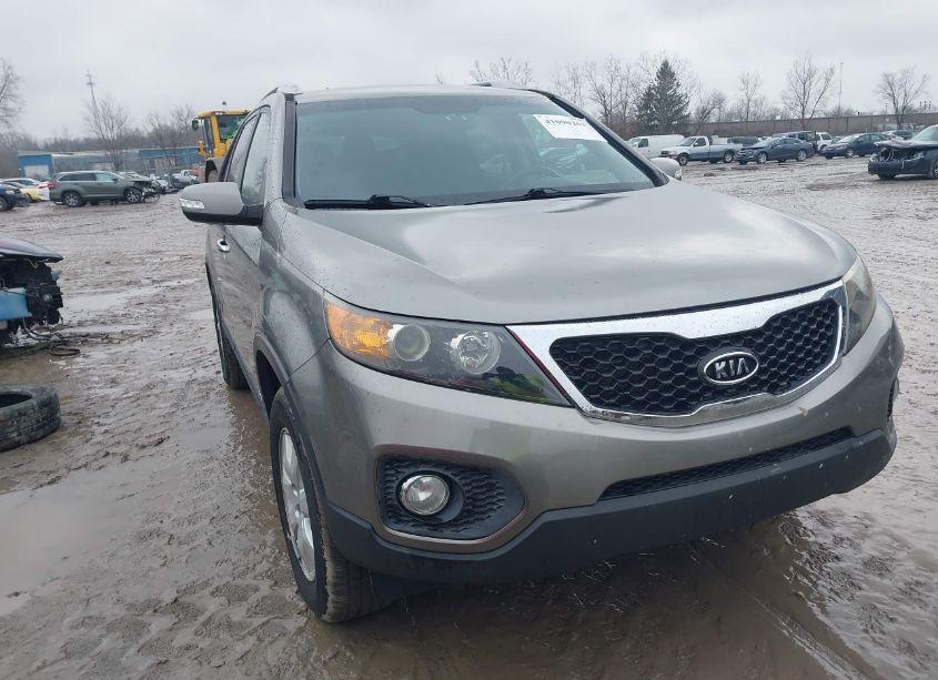 2011 Kia Sorento LX (VIN 5XYKTDA13BG096136) main photo