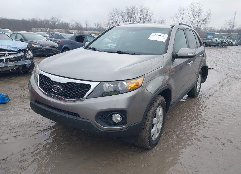 Photo 2 of 2011 Kia Sorento LX (VIN 5XYKTDA13BG096136)