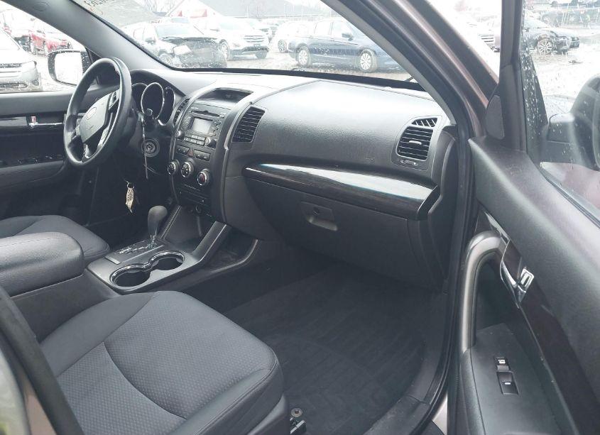 Photo 5 of 2011 Kia Sorento LX (VIN 5XYKTDA13BG096136)