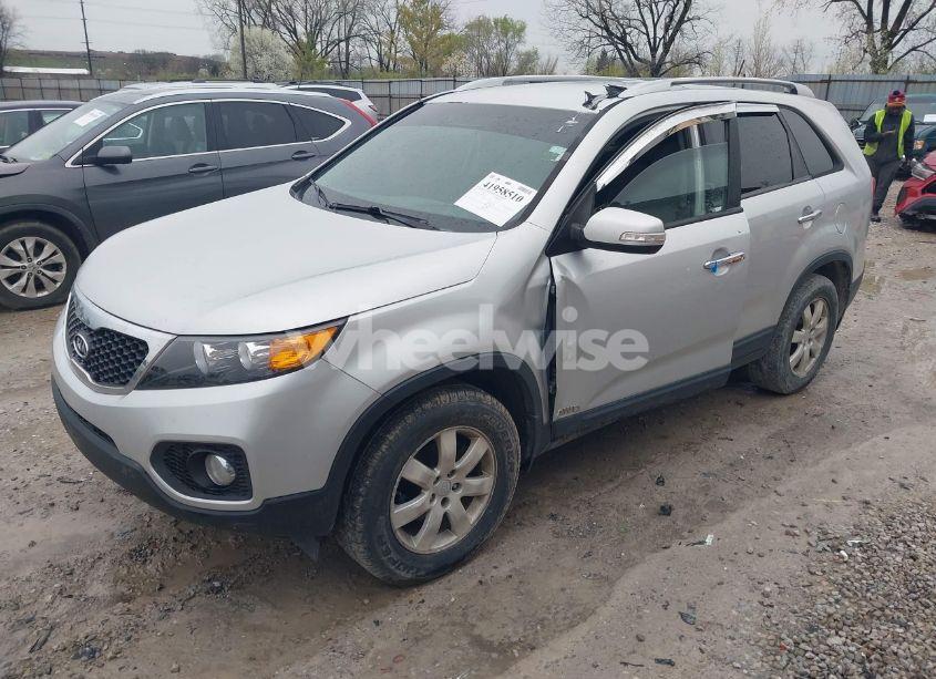 Photo 2 of 2011 Kia Sorento LX (VIN 5XYKTDA13BG181459)
