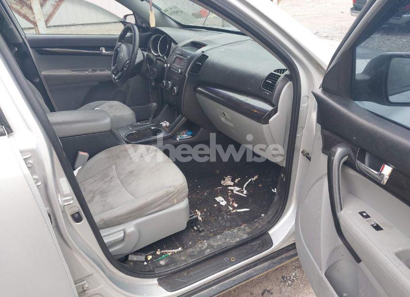 Photo 5 of 2011 Kia Sorento LX (VIN 5XYKTDA13BG181459)