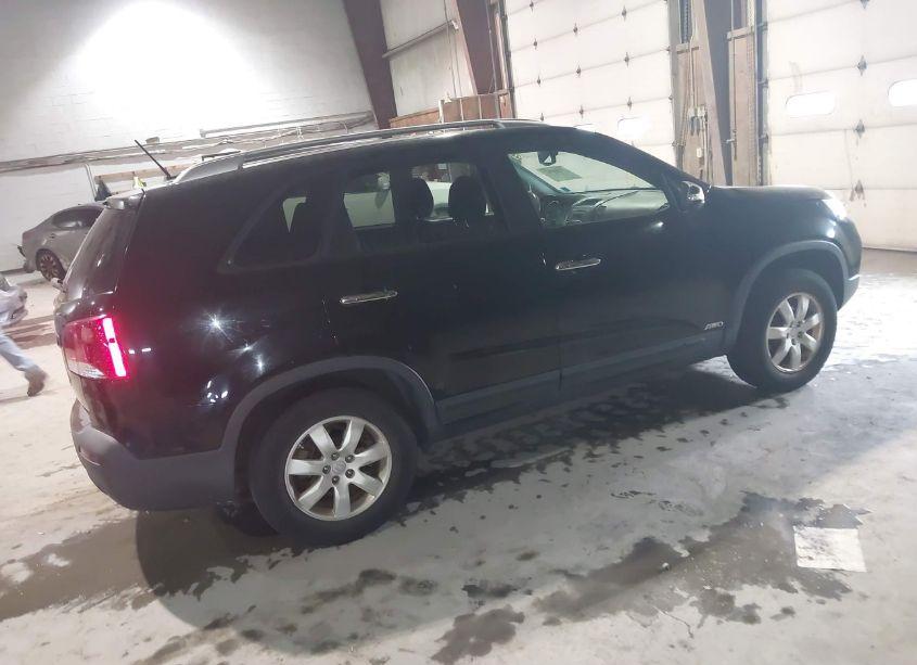Photo 4 of 2011 Kia Sorento LX (VIN 5XYKTDA15BG062831)