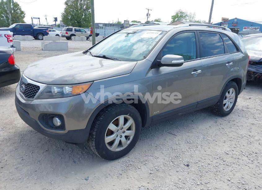 Photo 2 of 2011 Kia Sorento LX (VIN 5XYKTDA15BG178563)