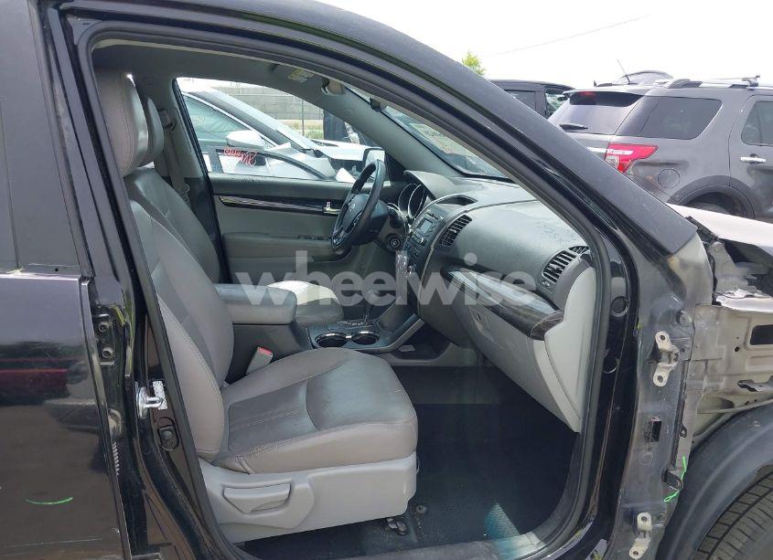 Photo 5 of 2011 Kia Sorento LX (VIN 5XYKTDA17BG054780)