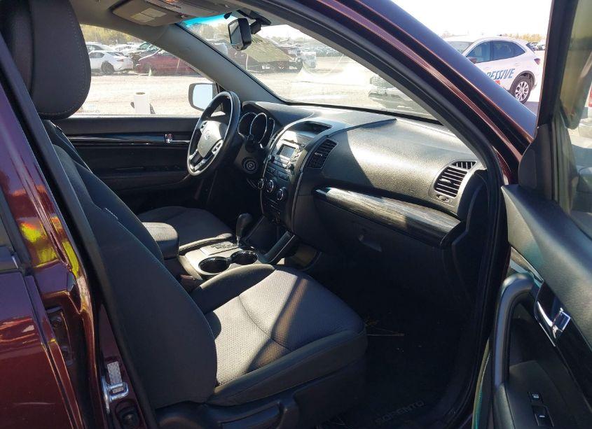 Photo 5 of 2011 Kia Sorento LX (VIN 5XYKTDA18BG020329)