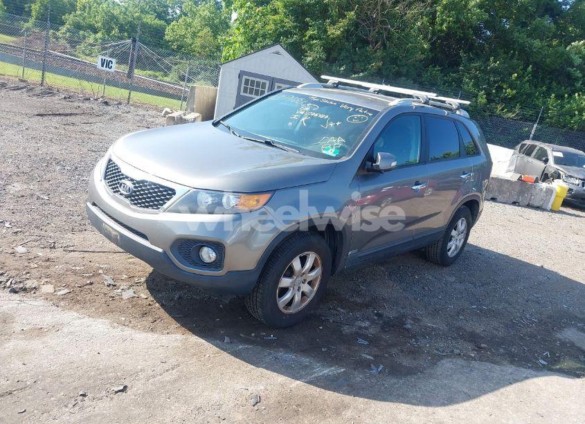 Photo 2 of 2011 Kia Sorento LX (VIN 5XYKTDA18BG075427)