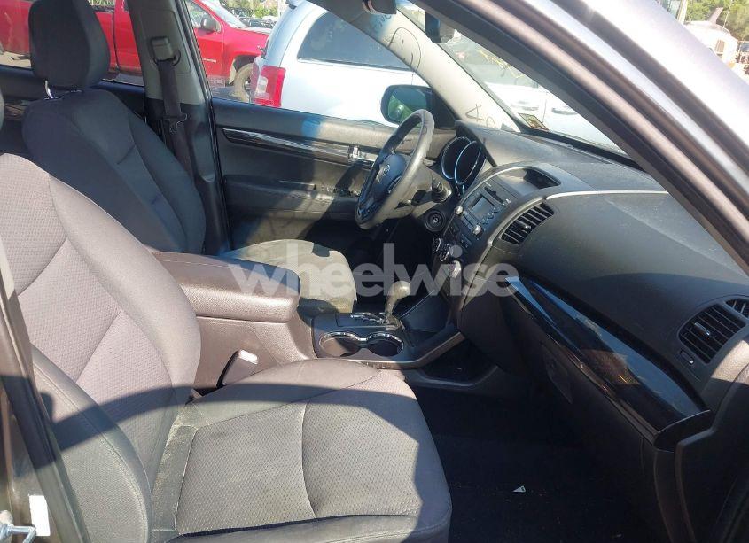 Photo 5 of 2011 Kia Sorento LX (VIN 5XYKTDA18BG075427)