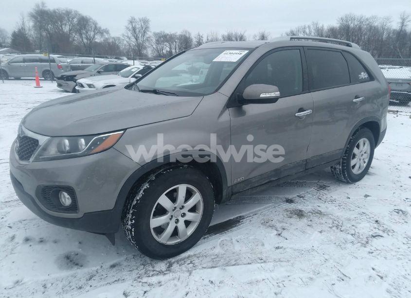 Photo 2 of 2011 Kia Sorento LX (VIN 5XYKTDA18BG153026)