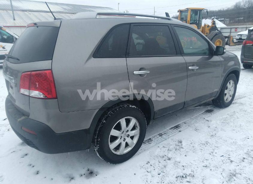 Photo 4 of 2011 Kia Sorento LX (VIN 5XYKTDA18BG153026)