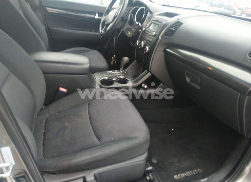 Photo 5 of 2011 Kia Sorento LX (VIN 5XYKTDA18BG153026)