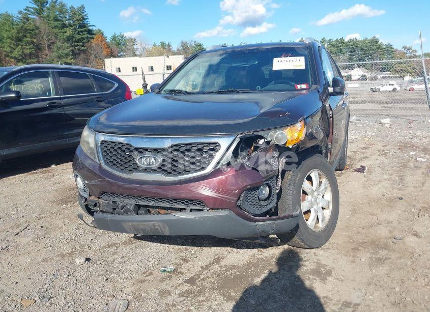 Photo 2 of 2011 Kia Sorento LX (VIN 5XYKTDA19BG070155)