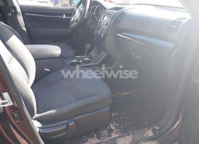 Photo 5 of 2011 Kia Sorento LX (VIN 5XYKTDA19BG070155)