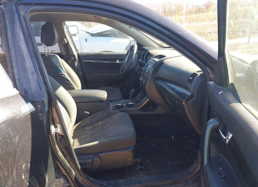 Photo 5 of 2011 Kia Sorento LX (VIN 5XYKTDA1XBG036337)