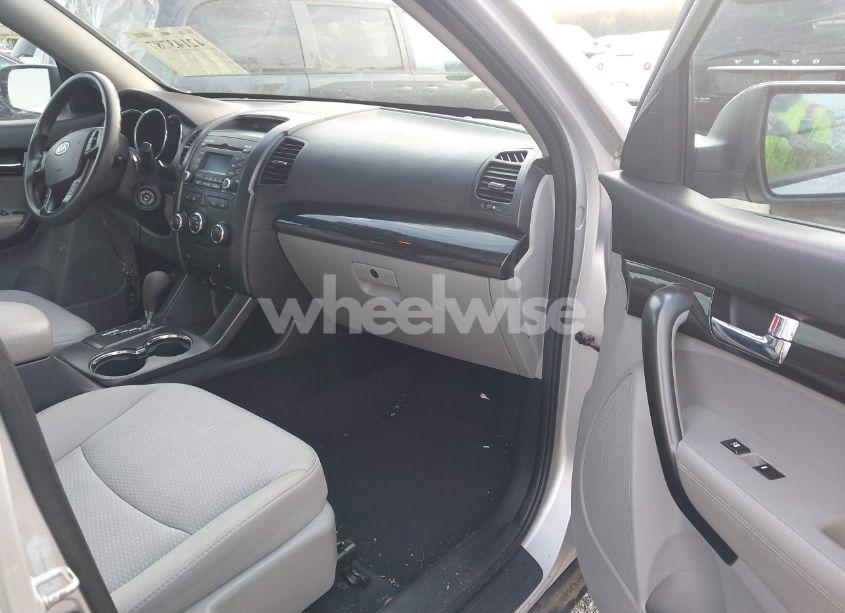 Photo 5 of 2011 Kia Sorento LX (VIN 5XYKTDA1XBG178428)