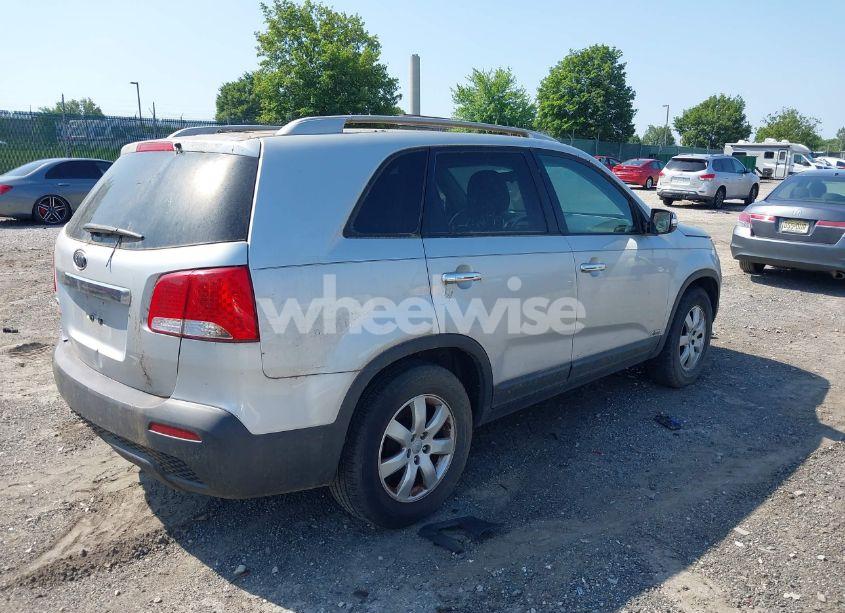 Photo 4 of 2012 Kia Sorento LX V6 (VIN 5XYKTDA20CG270559)