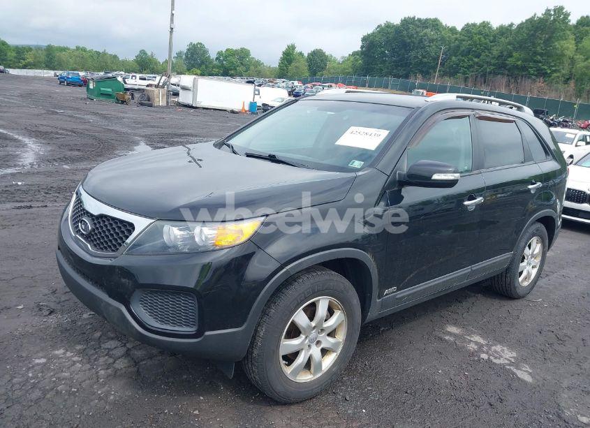 Photo 2 of 2013 Kia Sorento LX V6 (VIN 5XYKTDA20DG420283)