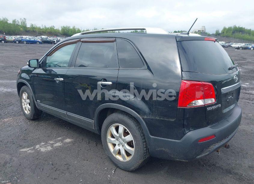 Photo 3 of 2013 Kia Sorento LX V6 (VIN 5XYKTDA20DG420283)