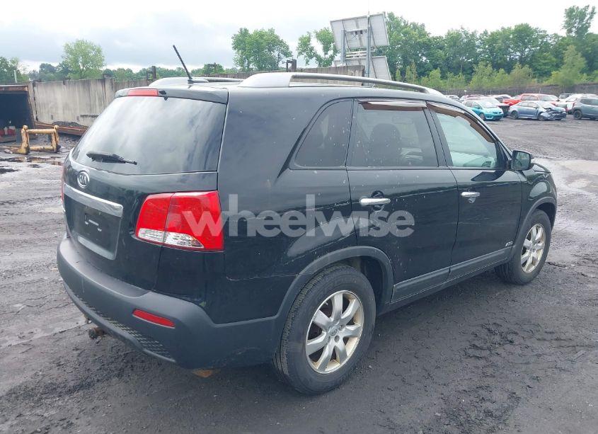 Photo 4 of 2013 Kia Sorento LX V6 (VIN 5XYKTDA20DG420283)