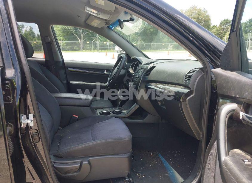 Photo 5 of 2011 Kia Sorento LX V6 (VIN 5XYKTDA21BG127070)