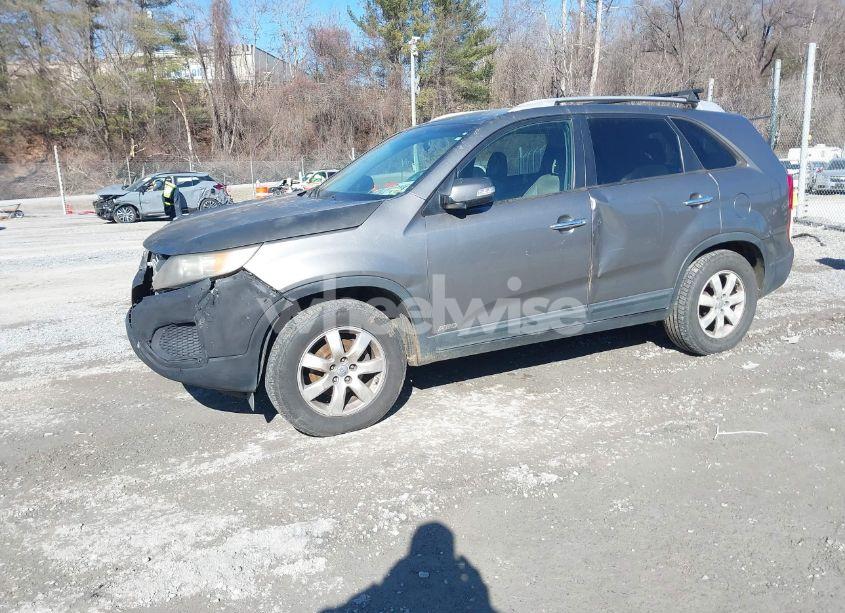 Photo 2 of 2013 Kia Sorento LX V6 (VIN 5XYKTDA21DG338546)
