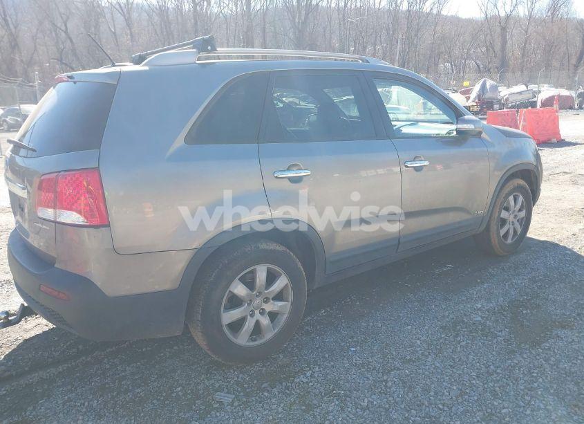 Photo 4 of 2013 Kia Sorento LX V6 (VIN 5XYKTDA21DG338546)