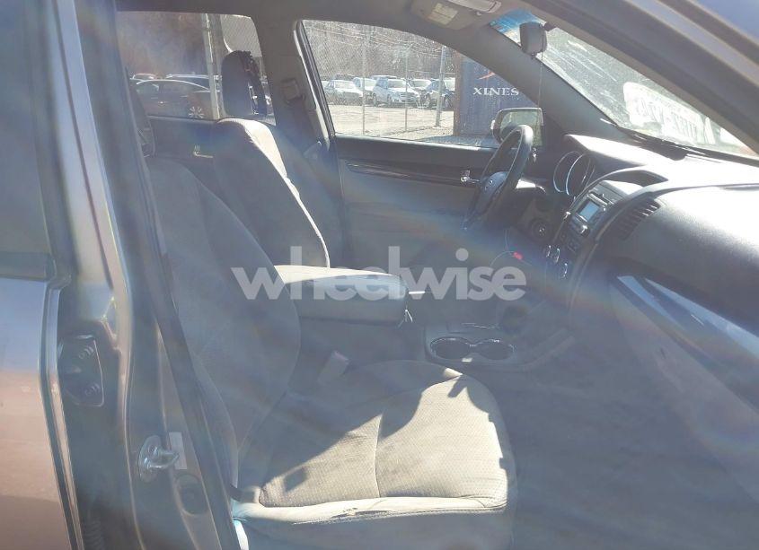 Photo 5 of 2013 Kia Sorento LX V6 (VIN 5XYKTDA21DG338546)
