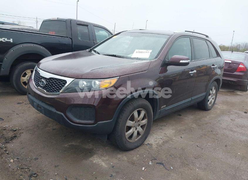 Photo 2 of 2013 Kia Sorento LX V6 (VIN 5XYKTDA21DG348056)