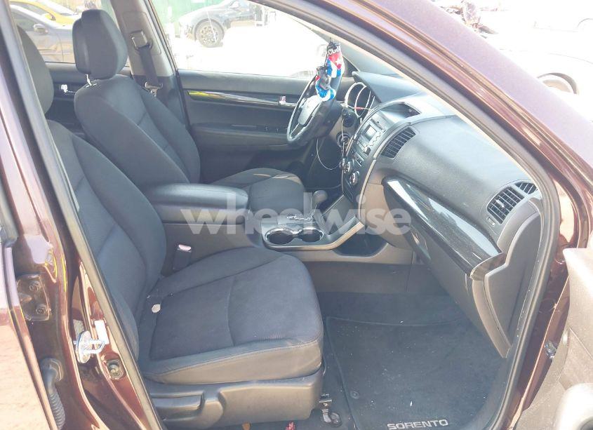 Photo 5 of 2011 Kia Sorento LX V6 (VIN 5XYKTDA22BG080583)