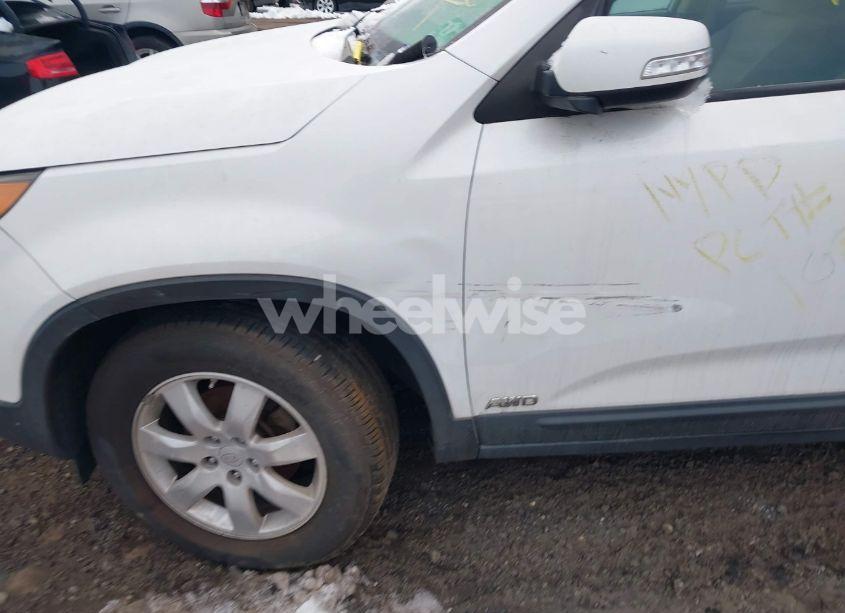 Photo 6 of 2011 Kia Sorento LX V6 (VIN 5XYKTDA22BG110567)