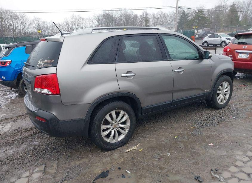 Photo 4 of 2011 Kia Sorento LX V6 (VIN 5XYKTDA22BG115252)