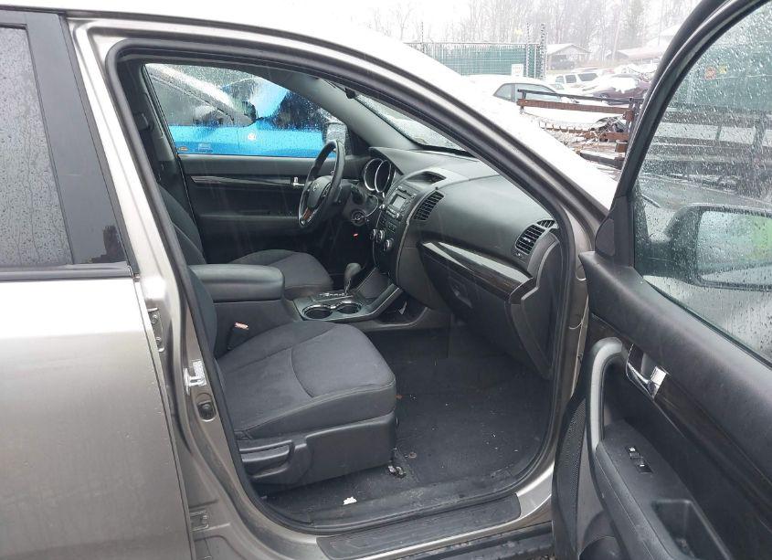 Photo 5 of 2011 Kia Sorento LX V6 (VIN 5XYKTDA22BG115252)