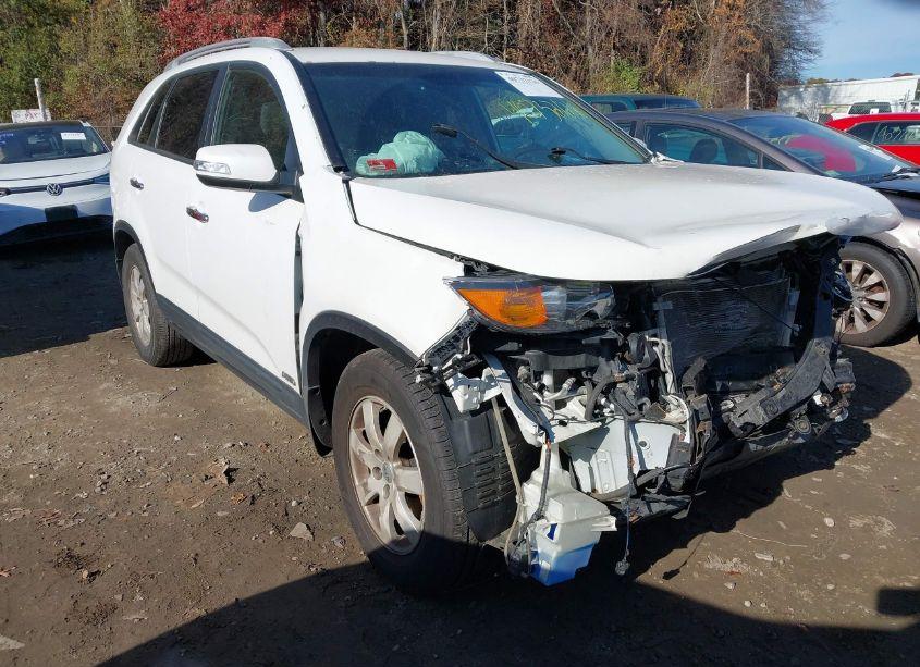 2013 Kia Sorento LX V6 (VIN 5XYKTDA22DG353704) main photo