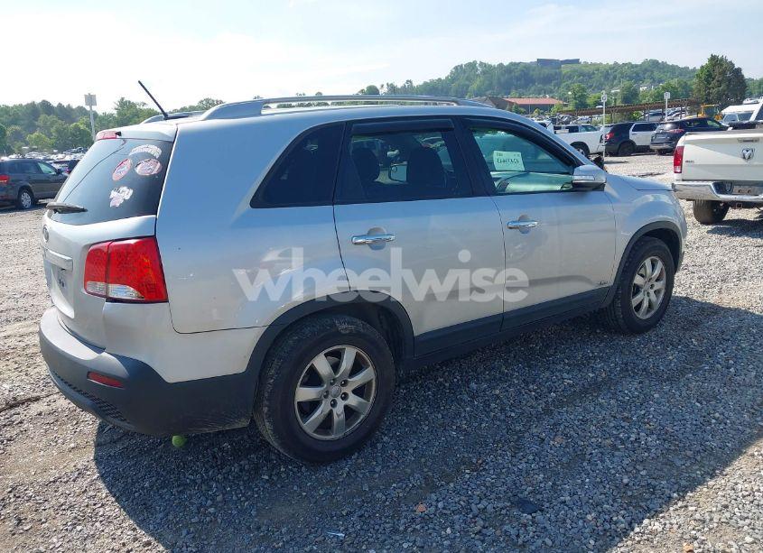Photo 4 of 2013 Kia Sorento LX V6 (VIN 5XYKTDA23DG309839)