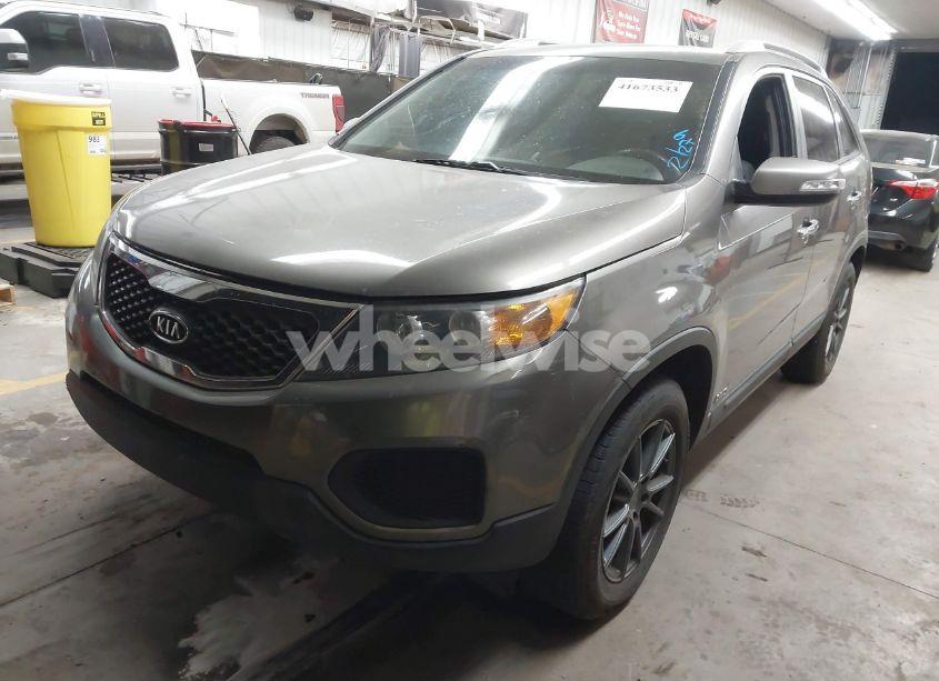 Photo 2 of 2013 Kia Sorento LX V6 (VIN 5XYKTDA23DG309937)